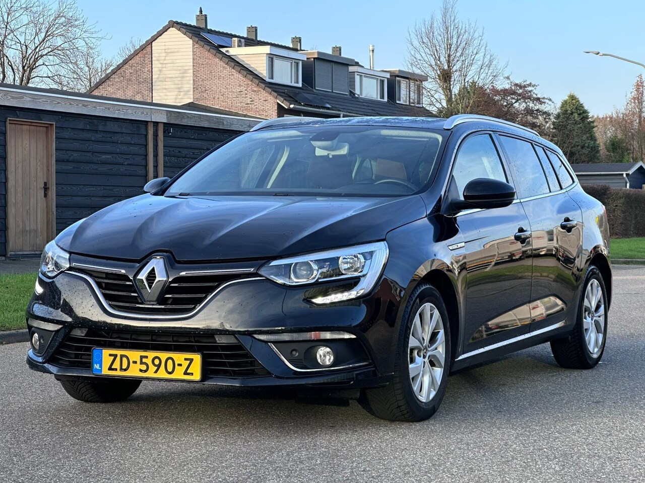 Renault Mégane Estate - 1.3 TCe Limited Automaat*Achteruit camera*Navigatie*Cruise*Clima*LM velgen*Trekhaak*Parkee - AutoWereld.nl