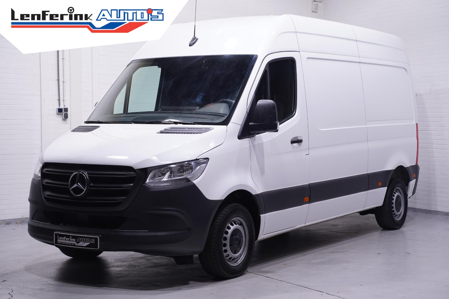 Mercedes-Benz Sprinter - 211 CDI 114 pk L2H2 Laadruimte Pakket, Trekhaak 3-Zits, Slechts 53 dkm - AutoWereld.nl