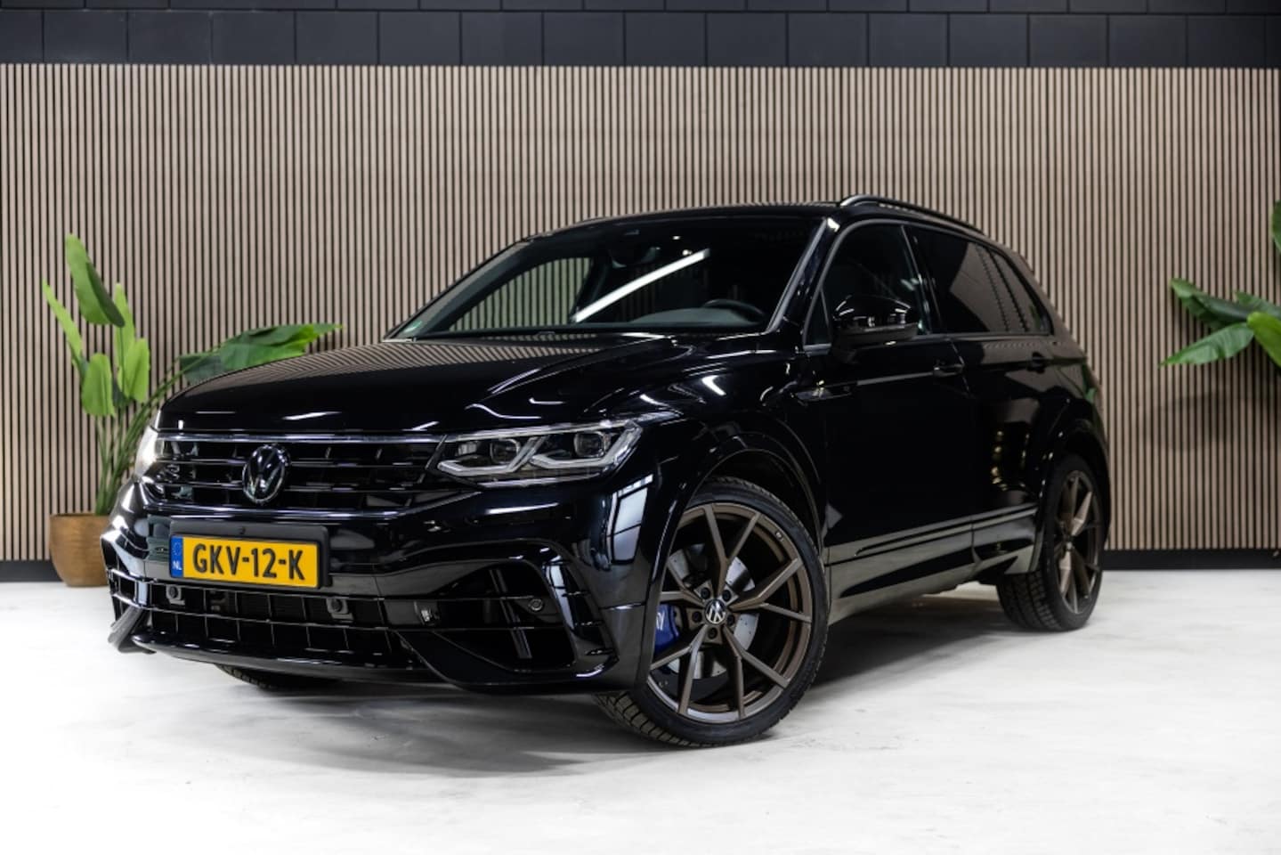 Volkswagen Tiguan - 2.0 TSI R | 360 | Akrapovic | Pano | Stoelverwarming - AutoWereld.nl