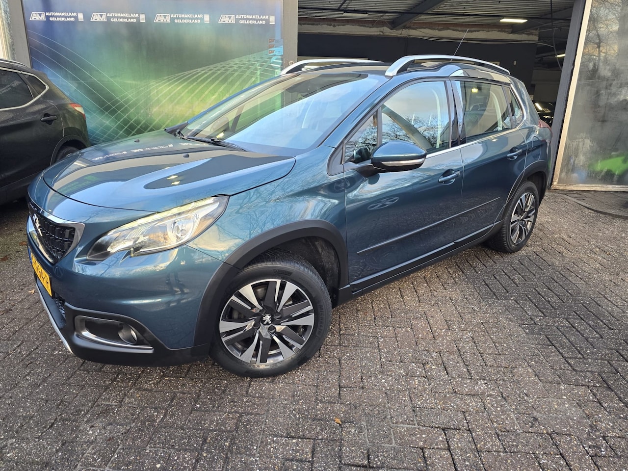 Peugeot 2008 - 1.2 110 PK Allure | 2E EIGENAAR | 12MND GARANTIE | NAVI | AIRCO | CRUISE | LMV | - AutoWereld.nl