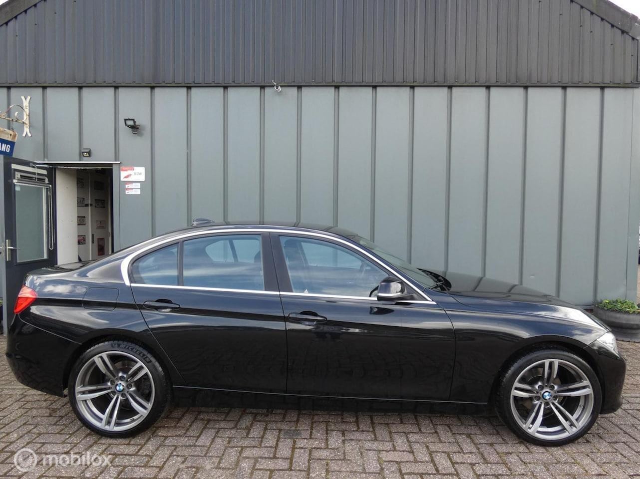 BMW 3-serie - 318d High Executive AIRCO//NAVI//CRUISE//STOELVERWARMING//CV+AB