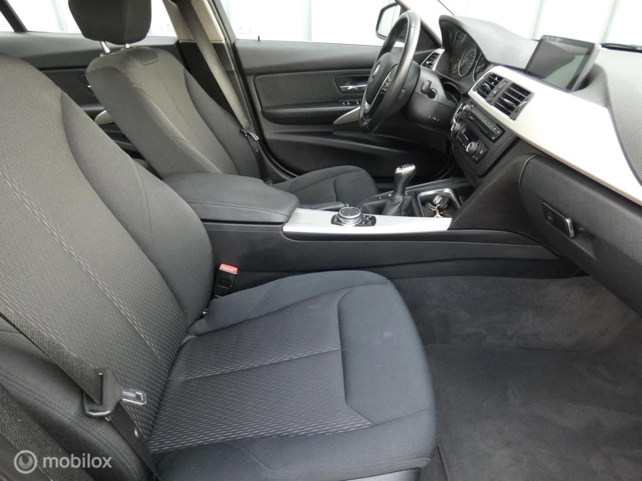 BMW 3-serie - 318d High Executive AIRCO//NAVI//CRUISE//STOELVERWARMING//CV+AB