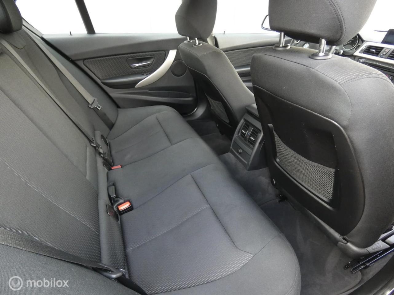 BMW 3-serie - 318d High Executive AIRCO//NAVI//CRUISE//STOELVERWARMING//CV+AB