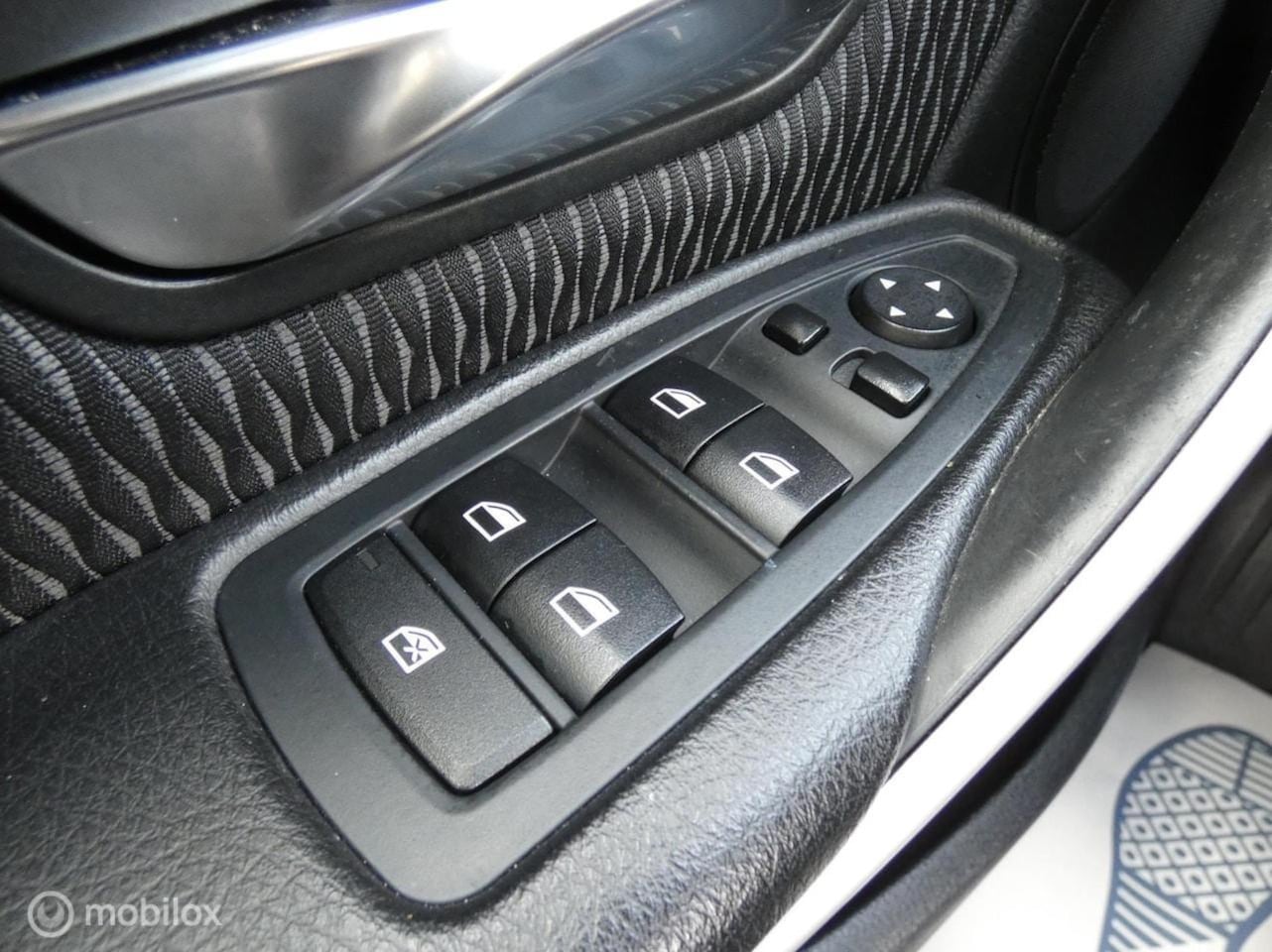 BMW 3-serie - 318d High Executive AIRCO//NAVI//CRUISE//STOELVERWARMING//CV+AB