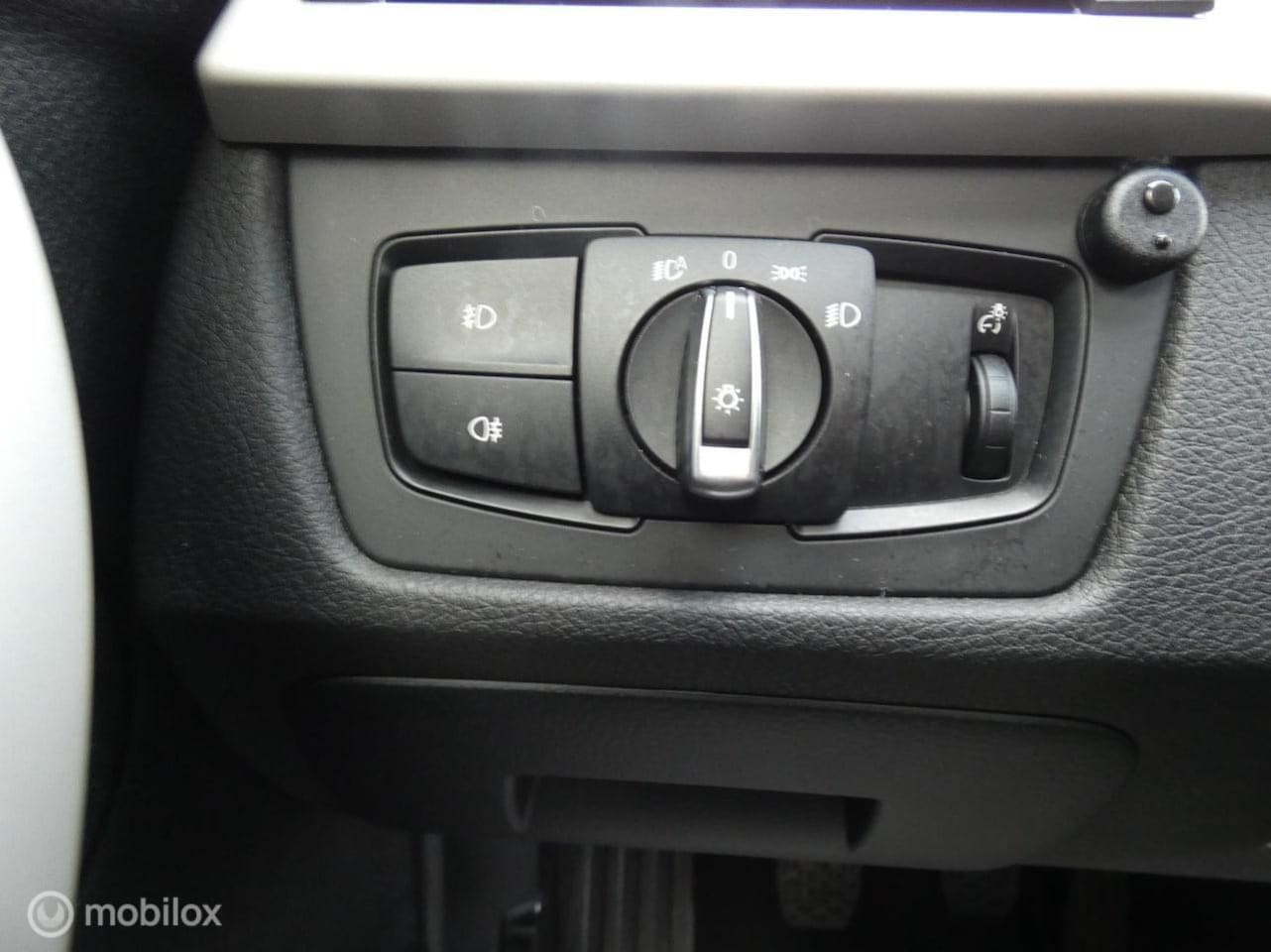 BMW 3-serie - 318d High Executive AIRCO//NAVI//CRUISE//STOELVERWARMING//CV+AB