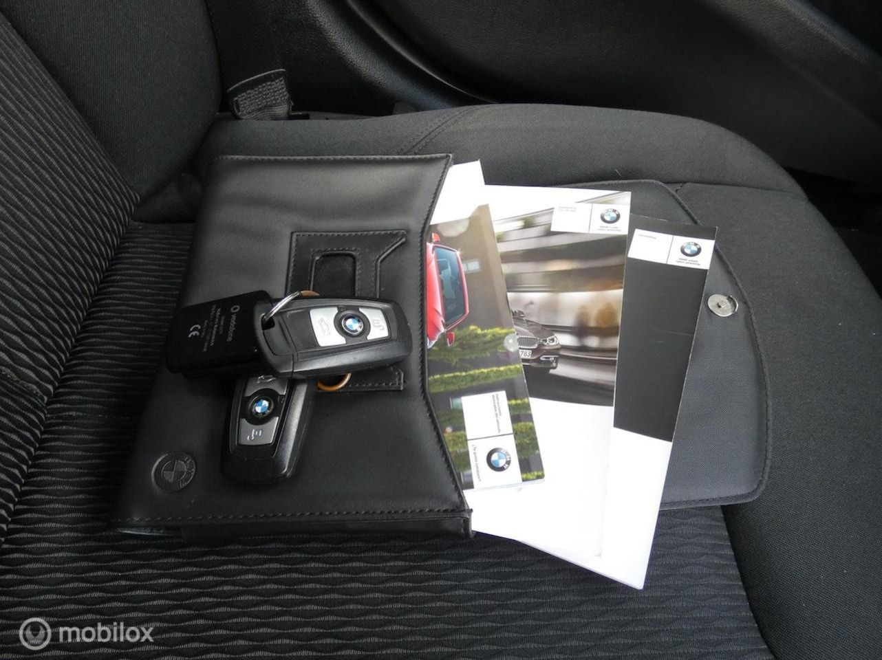 BMW 3-serie - 318d High Executive AIRCO//NAVI//CRUISE//STOELVERWARMING//CV+AB