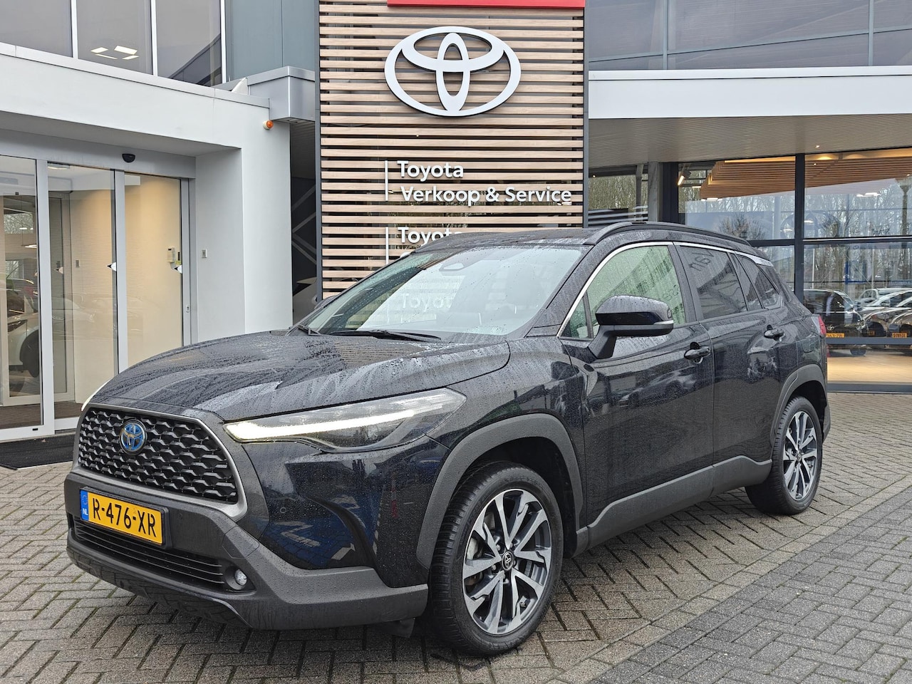 Toyota Corolla Cross - 2.0 High Power Hybrid First Edition ALL-SEASON STOELVERW PARK-SENSOREN BLIND-SPOT KEYLESS - AutoWereld.nl