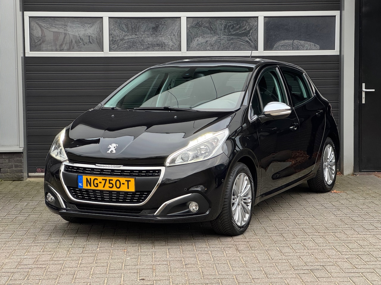 Peugeot 208 - 1.2 PureTech Blue Lease Premium Trekhaak, Pano, Cruise, PDC - AutoWereld.nl