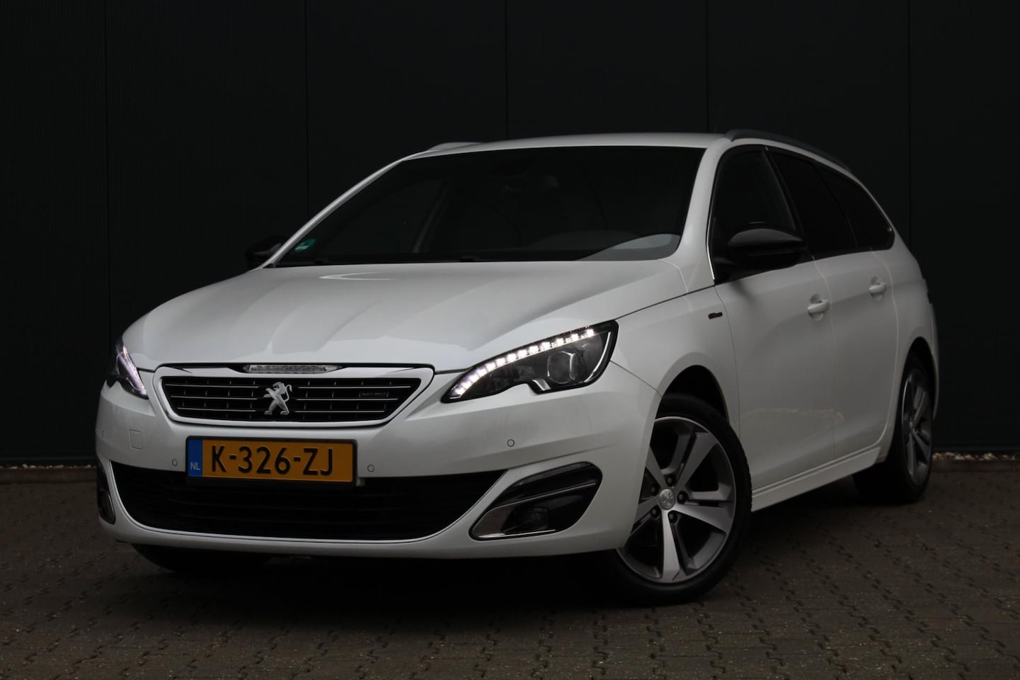 Peugeot 308 SW - 1.2 PureTech GT-line | Navigatie | Camera | Clima / Cruise control | PDC | APK | LED | DAB - AutoWereld.nl