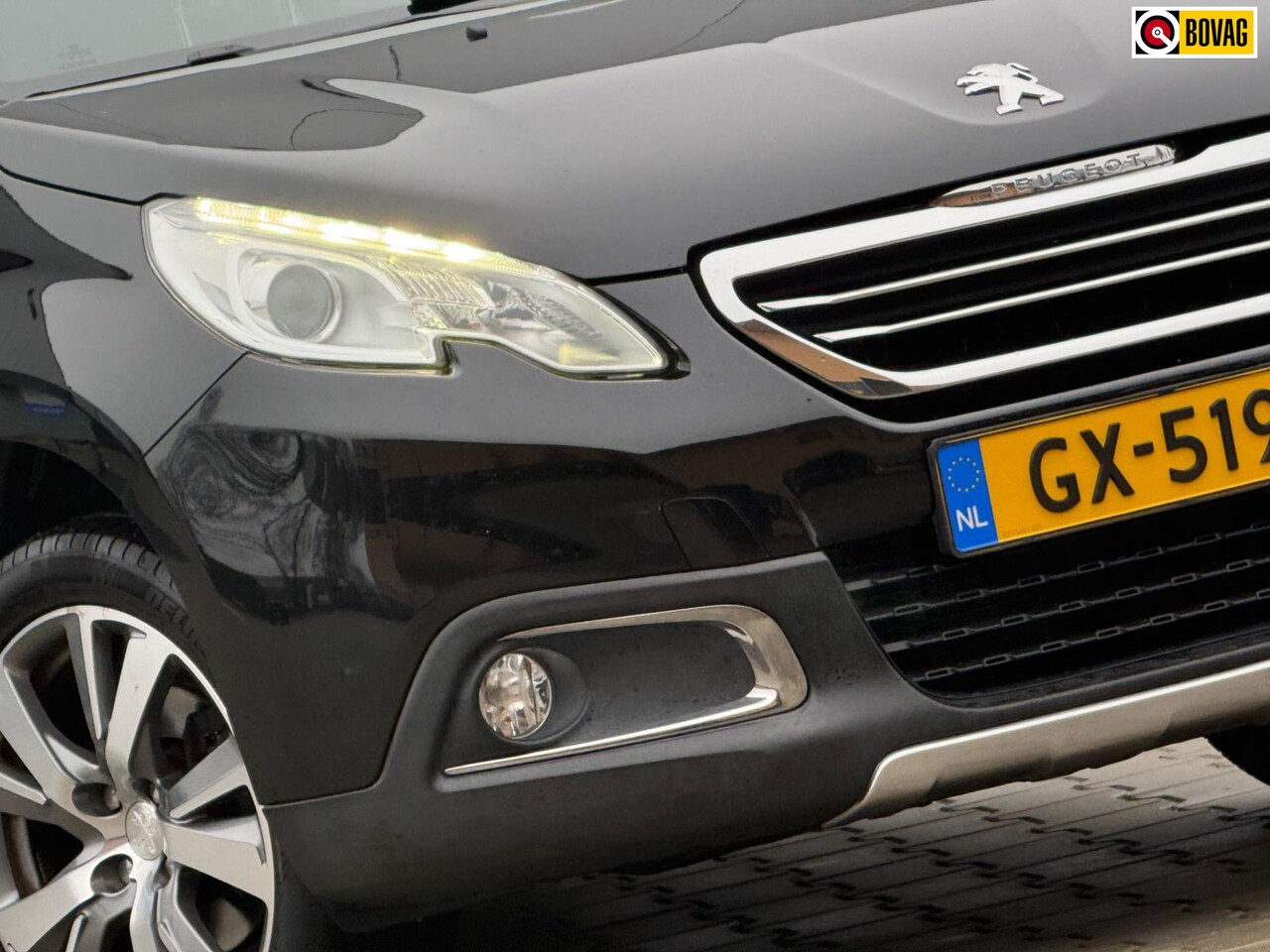 Peugeot 2008 - 1.2 PureTech 110pk Allure - Noir Perla - Panorama/Nav/Clima/Cruise - AutoWereld.nl