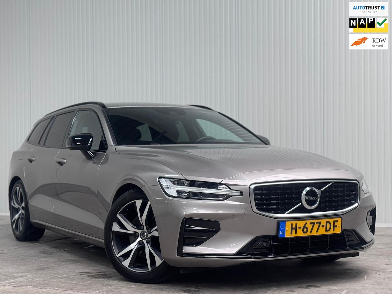 Volvo V60 - 2.0 T4 R-Design Aut. LEDER l TREKHAAK l CAMERA l ORG.NL l NAP - AutoWereld.nl