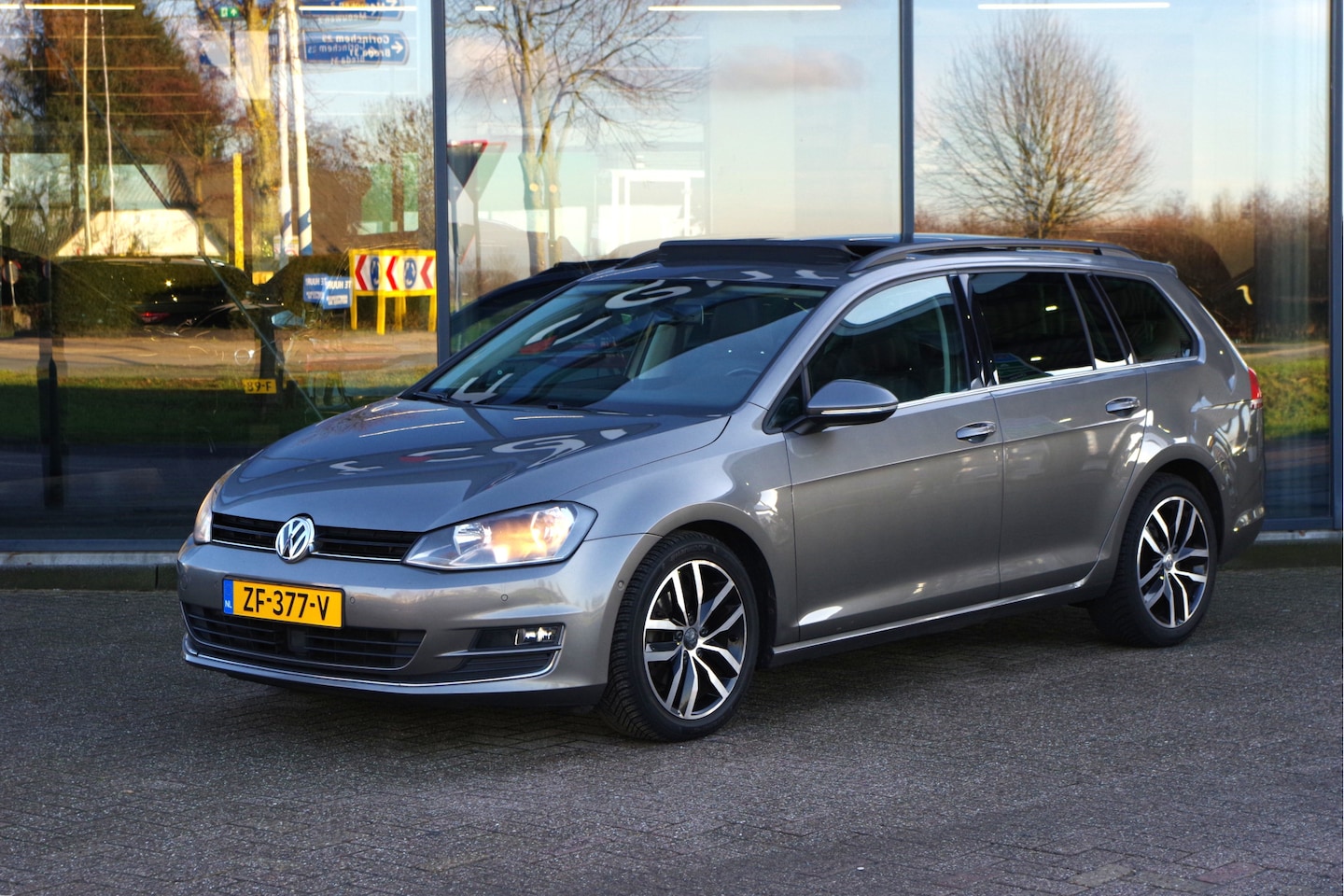 Volkswagen Golf Variant - 1.6 TDI Highline 1.6 TDI Highline, Trekhaak, Panoramadak, Adap. Cruise Control - AutoWereld.nl