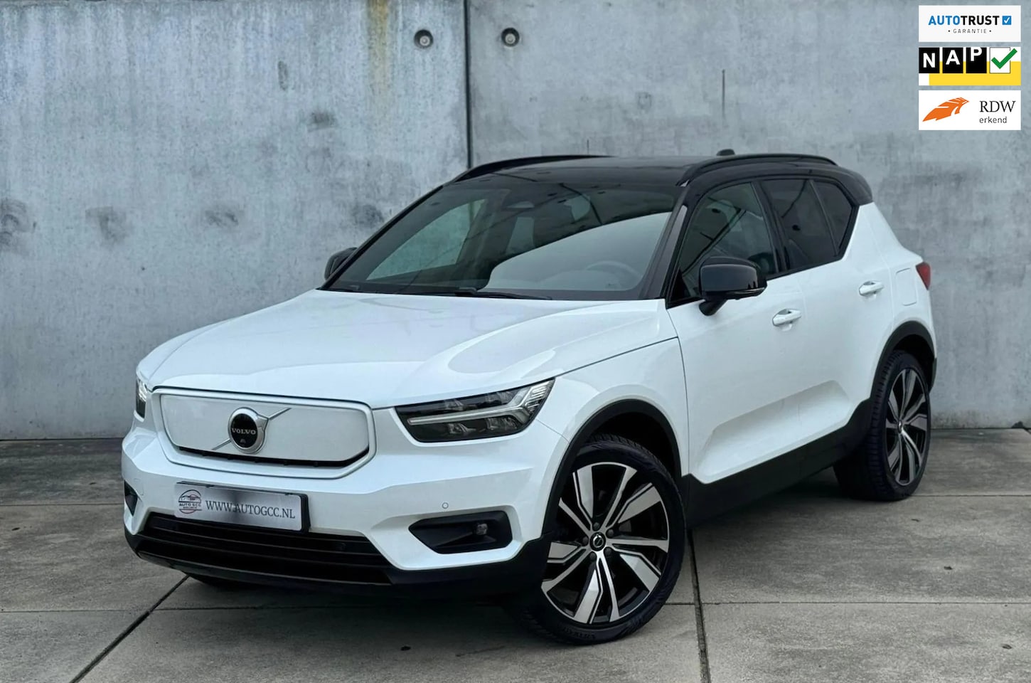 Volvo XC40 - Recharge P8 AWD R-Design SOH 93% PANO NAP 408PK AUTOMAAT - AutoWereld.nl