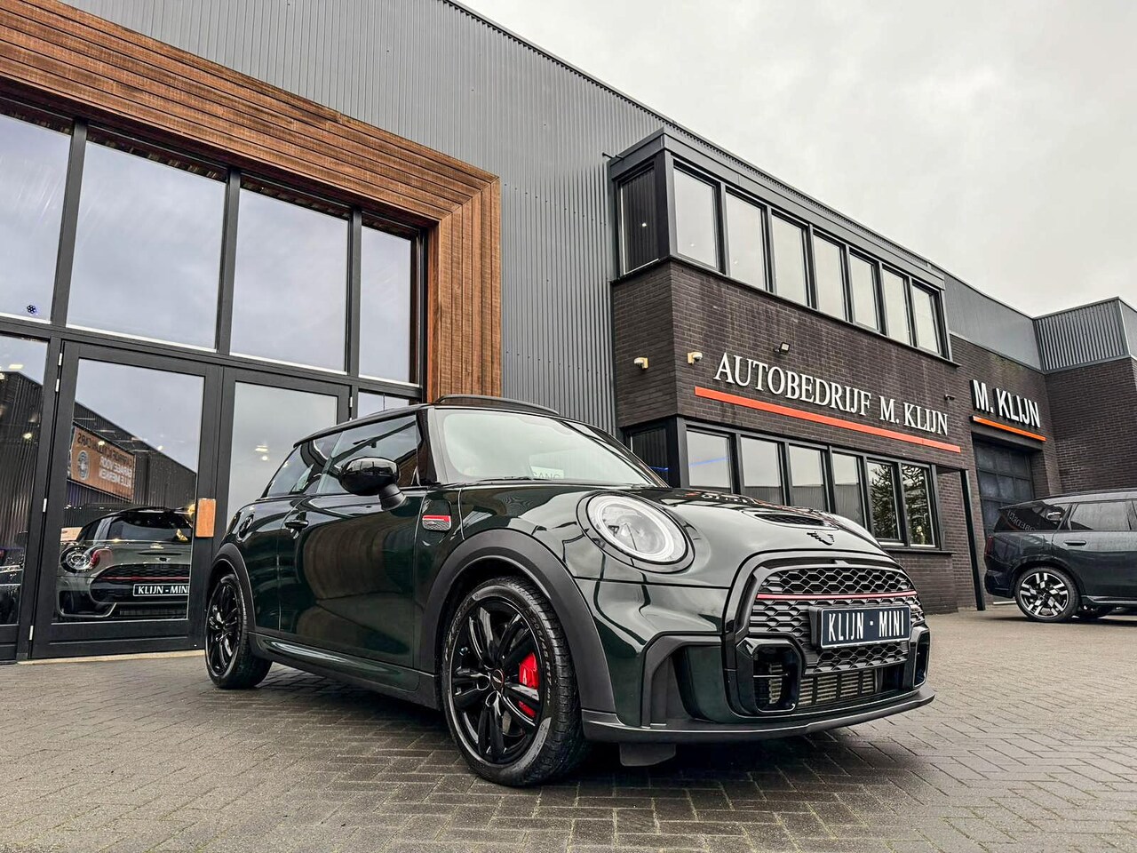 MINI John Cooper Works - Mini 2.0 JCW Pack F1 aut 231pk/Pano/Camera/Btw/Rebel Green - AutoWereld.nl