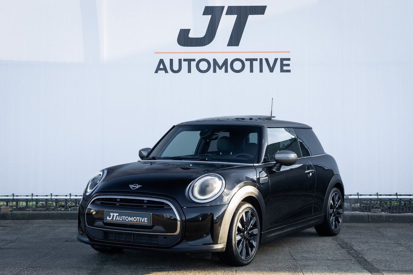 MINI Cooper - 1.5 Classic Panoramadak | Camera | Cruise | Leder bekleding - AutoWereld.nl