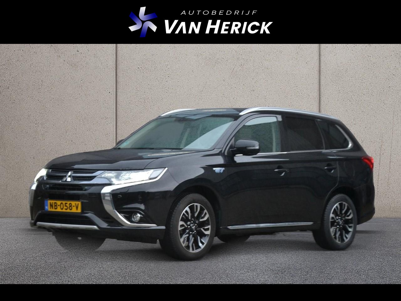 Mitsubishi Outlander - 2.0 PHEV Premium | Facelift | Achteruitrijcamera | Trekhaak - AutoWereld.nl