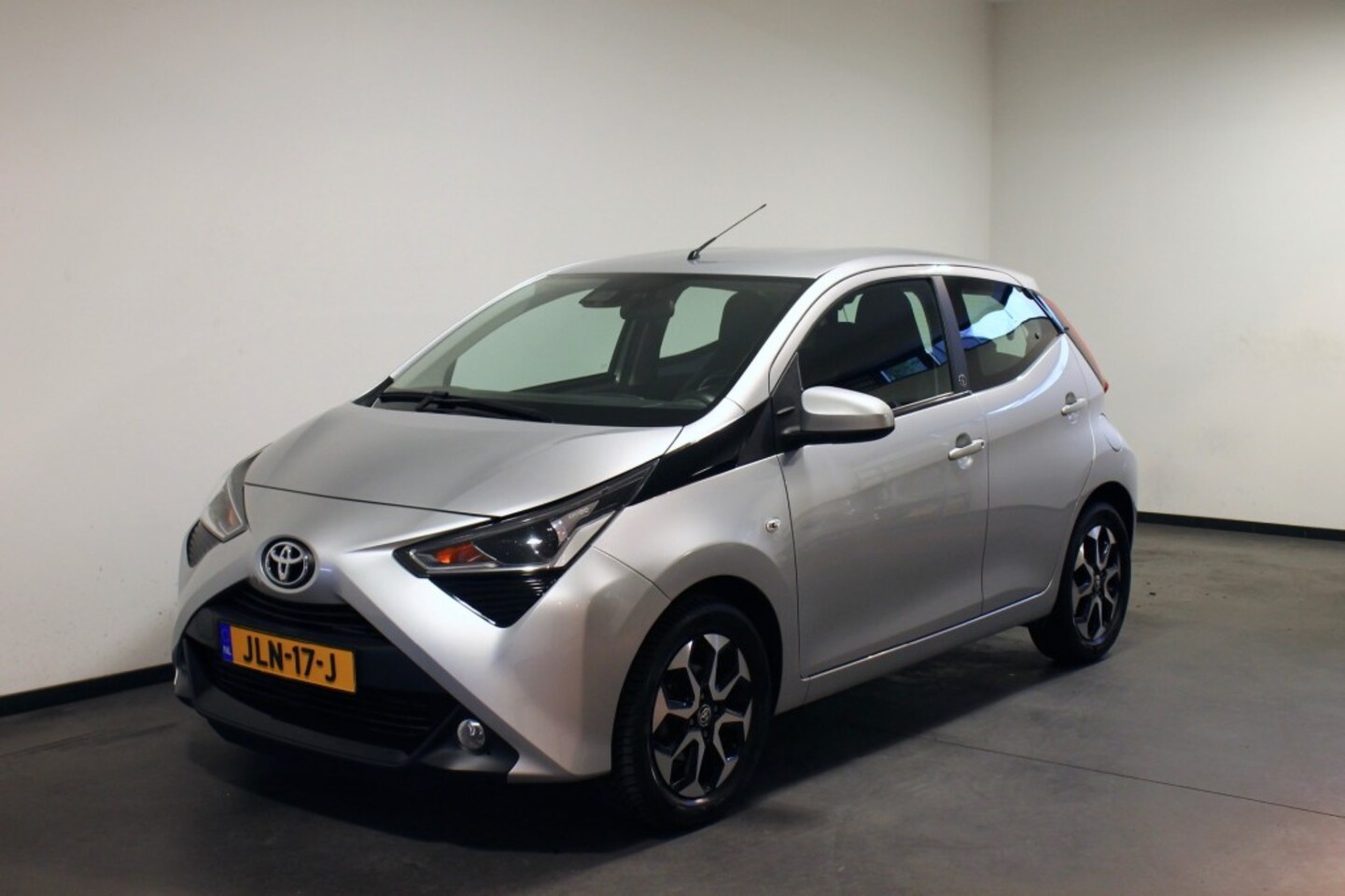 Toyota Aygo - 1.0 VVT-i x-play 1.0 VVT-I X-PLAY - AutoWereld.nl