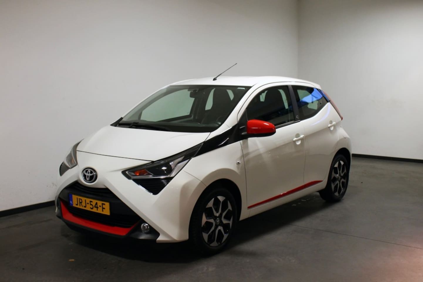 Toyota Aygo - 1.0 VVT-i x-play 1.0 VVT-I X-PLAY, Airco, Camera, Automaat - AutoWereld.nl