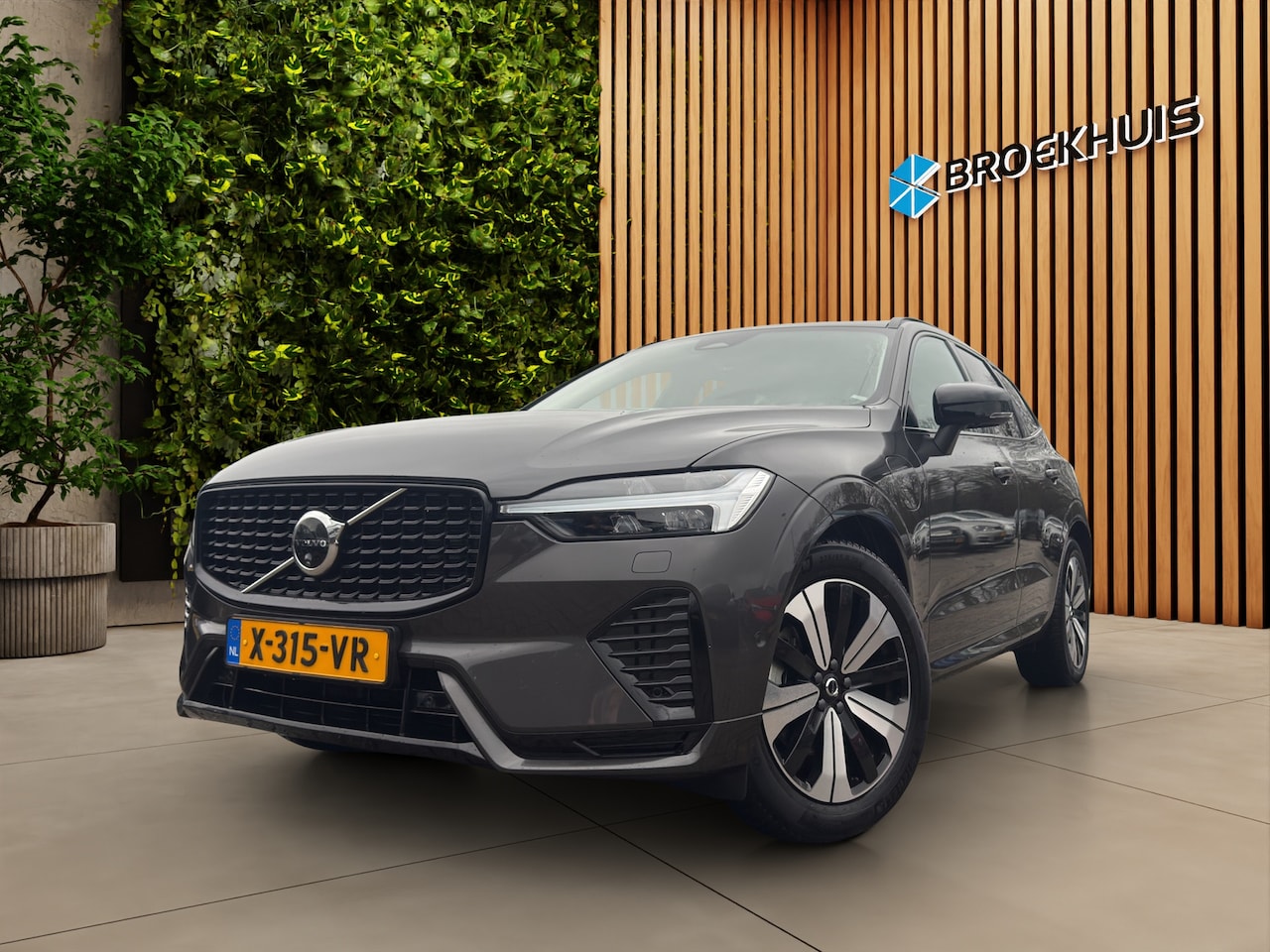 Volvo XC60 - 2.0 T8 Plug-in hybrid AWD Ultimate Dark Luchtvering 360cam Trekhaak All-season - AutoWereld.nl