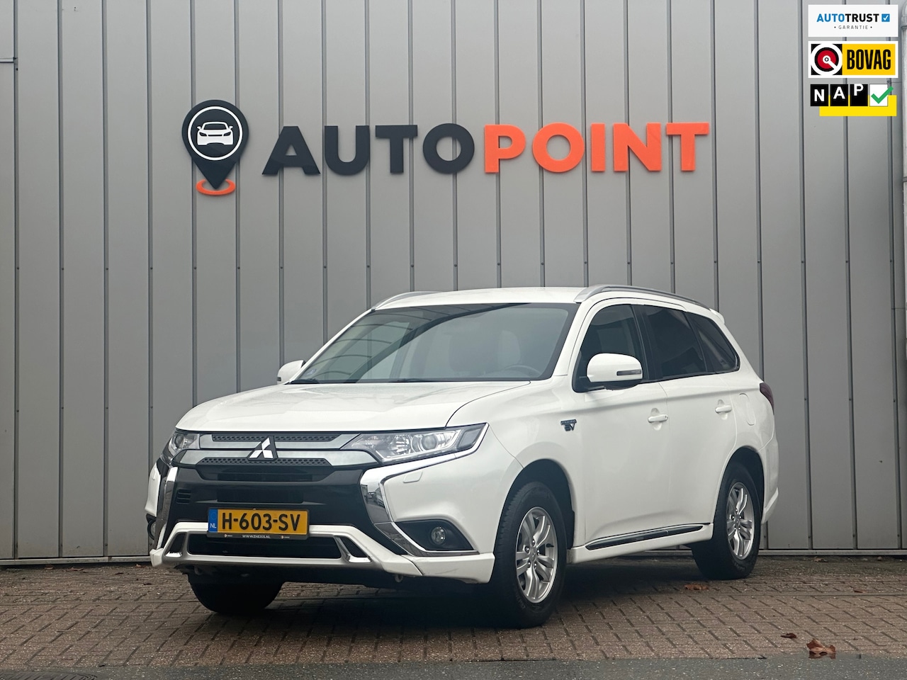 Mitsubishi Outlander - 2.4 PHEV Pure TREKHAAK CAMERA 4X4 - AutoWereld.nl