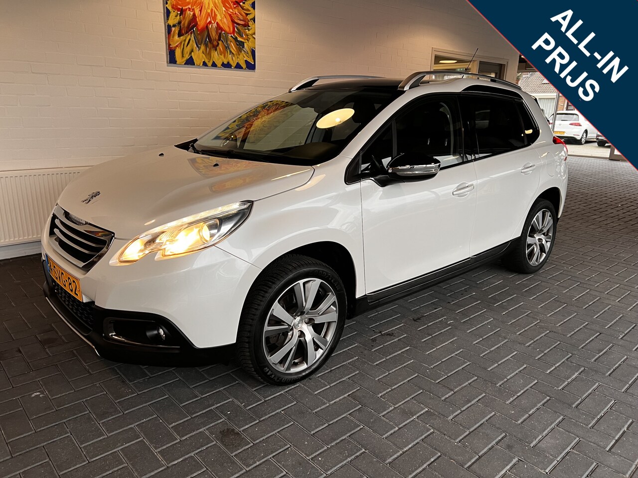 Peugeot 2008 - 1.6 VTi Féline / Panodak / Navi / Lederen bekleding / Trekhaak / Sportwielen - AutoWereld.nl