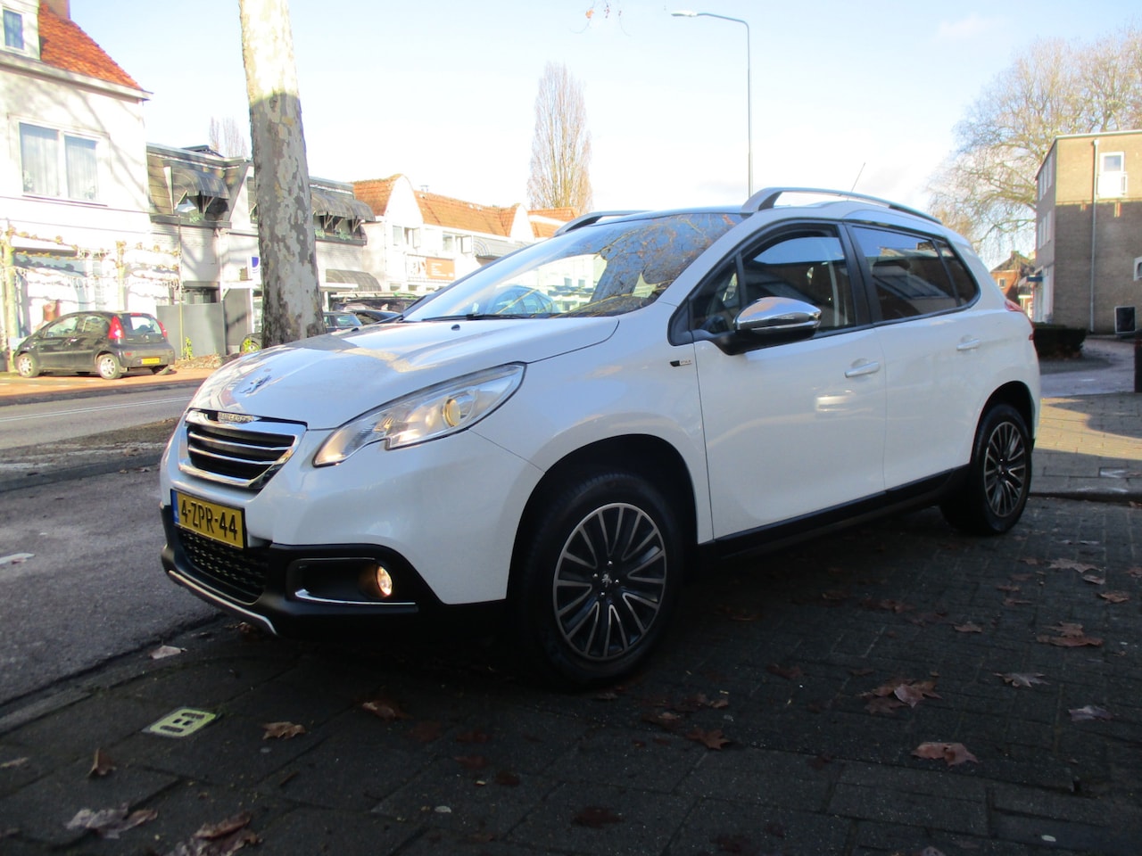 Peugeot 2008 - 1.2 PureTech Style / AIRCO / NAVI / GLAZEN-DAK / D-SNAAR VERVANGEN / 103dkm - AutoWereld.nl