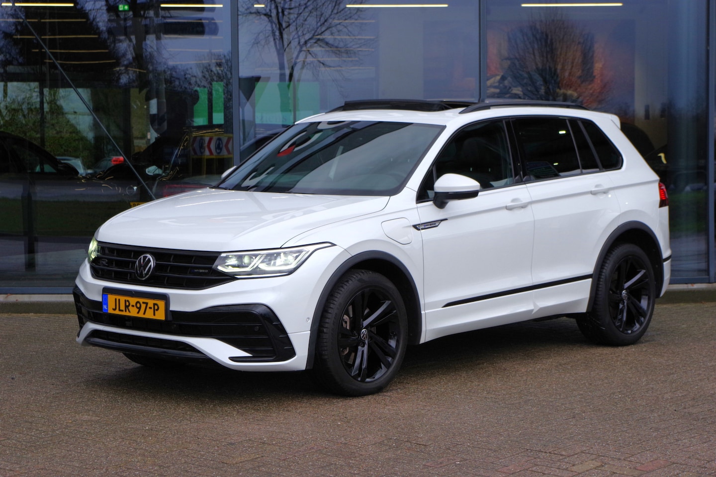 Volkswagen Tiguan - 1.4 TSI eHybrid 245 PK R-Line BNS+ PHEV, Panoramadak, LED, Leder, 360 Camera, - AutoWereld.nl