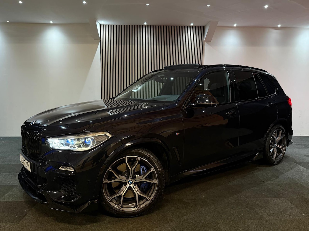 BMW X5 - M50i Executive Pano l Luchtvering l Laser l M-Pack l Ambient l Integral Active Steering l - AutoWereld.nl
