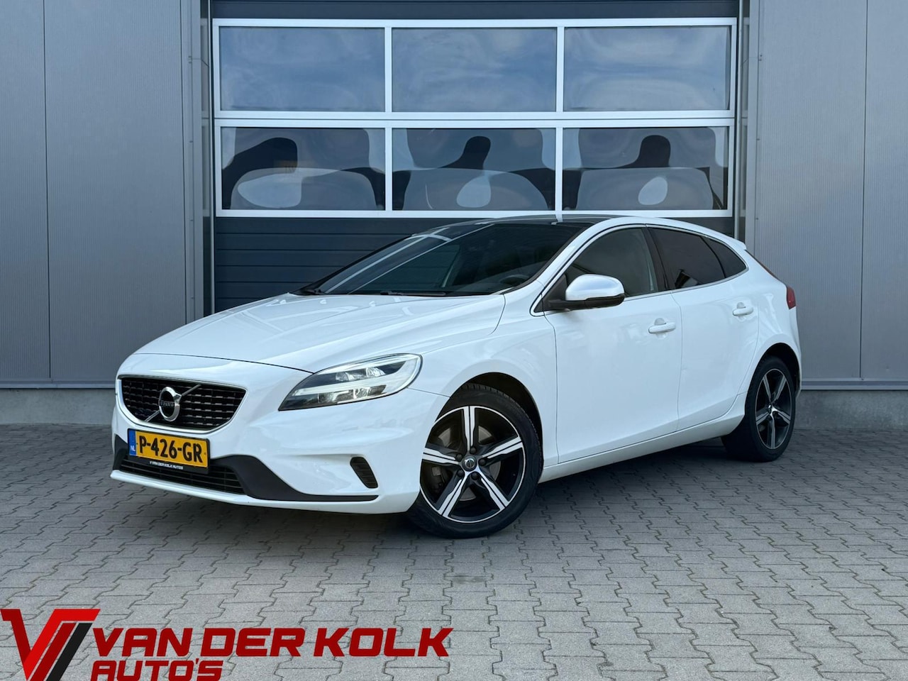 Volvo V40 - 2.0 D2 R-Design Automaat | Panorama | Leder/Alcantara | LED | Camera | Navigatie | Cruise - AutoWereld.nl