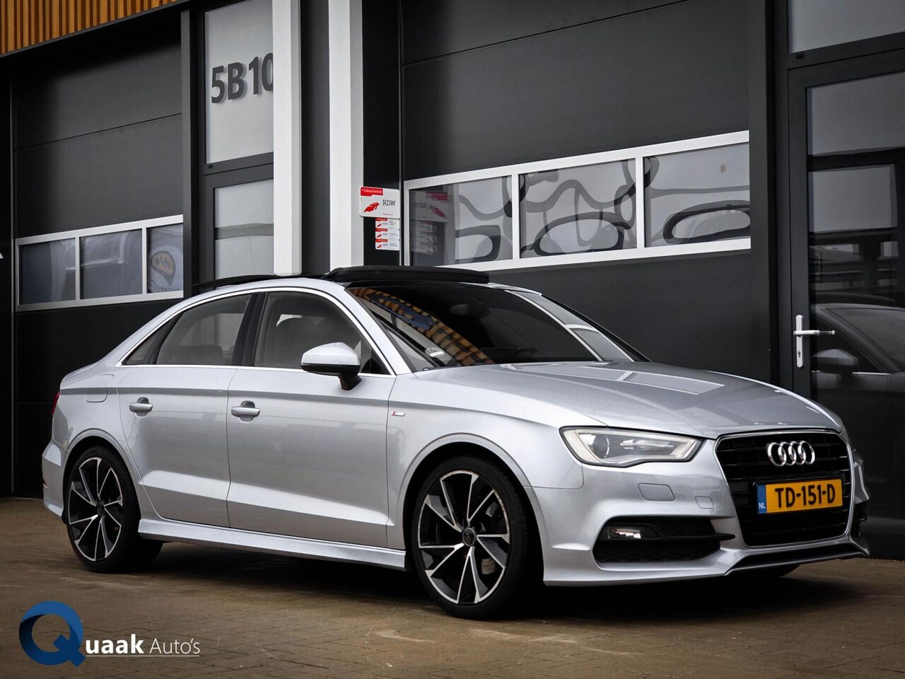 Audi A3 Limousine - 1.4 TFSI CoD S-Line | PANO | BANG&OLUFSEN | CAMERA | 19" VELGEN - AutoWereld.nl