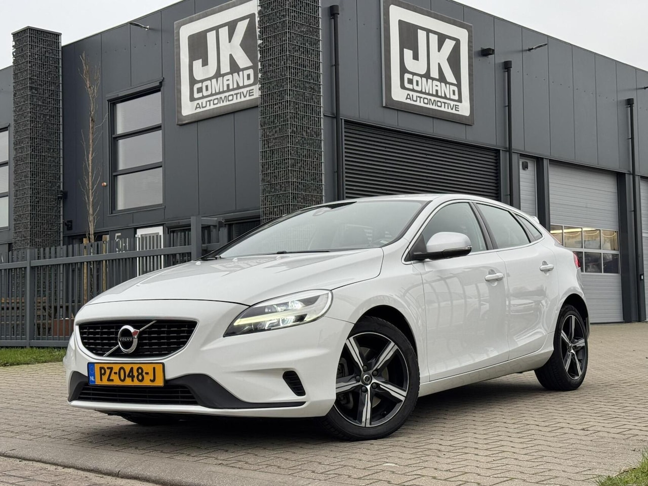 Volvo V40 - 2.0 T4 Business Sport | R-Design | NAP | Trekhaak | Stoelverwarming - AutoWereld.nl