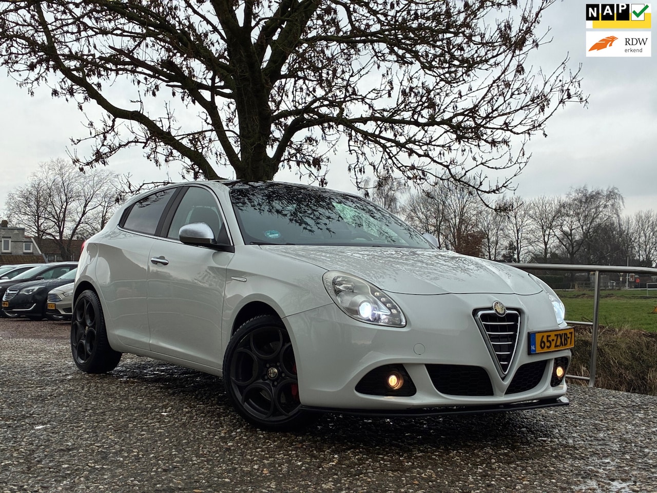 Alfa Romeo Giulietta - 1.4 T | Automaat | Leder + Clima + Navi Nu €8.975,-!!! - AutoWereld.nl