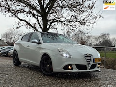 Alfa Romeo Giulietta - 1.4 T | Automaat | Leder + Clima + Navi Nu €8.975,