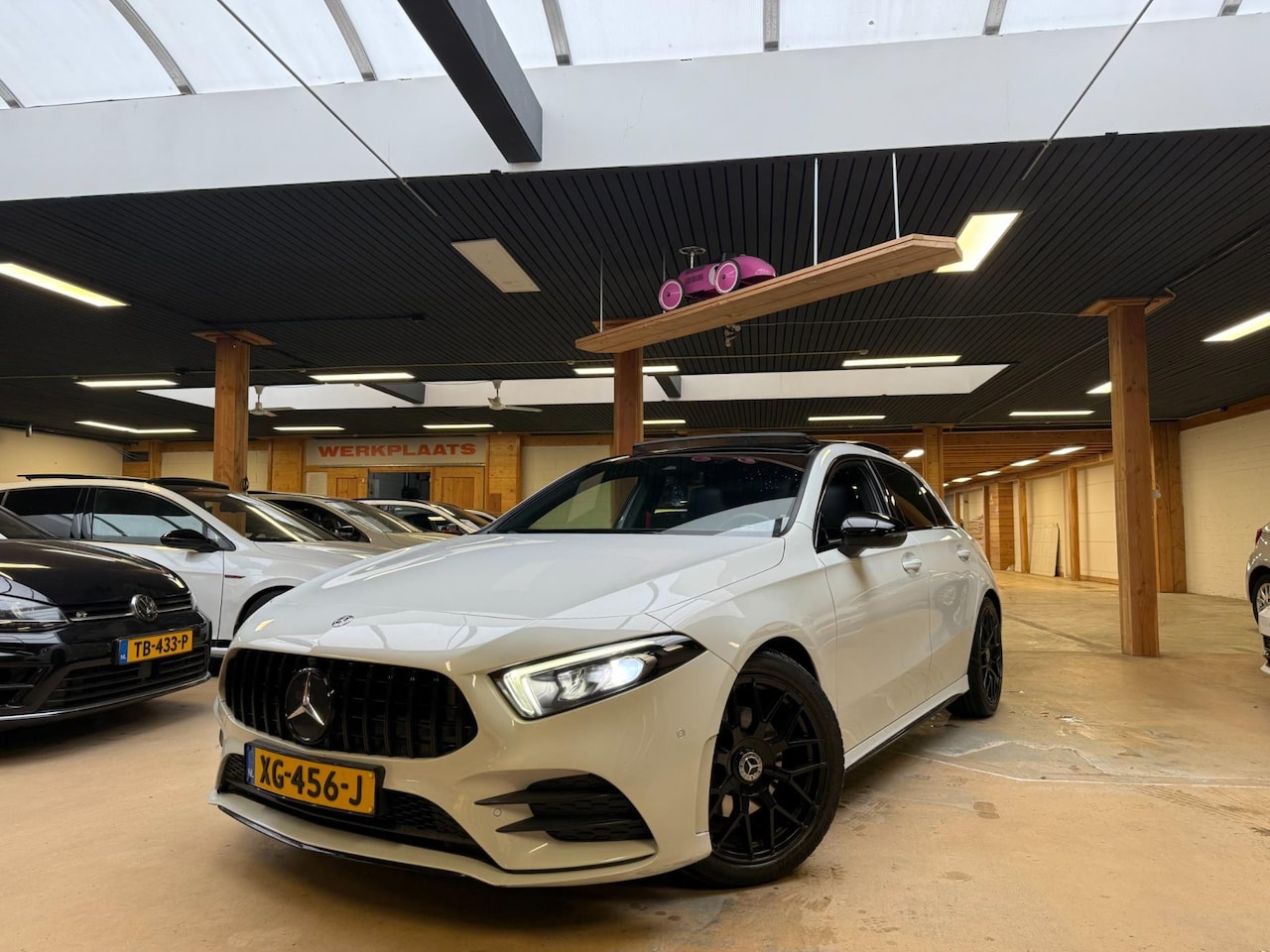 Mercedes-Benz A-klasse - 200 AMG Night Upgrade Pano|Sfeer|Camera|Trekhaak|Sterrenhemel - AutoWereld.nl