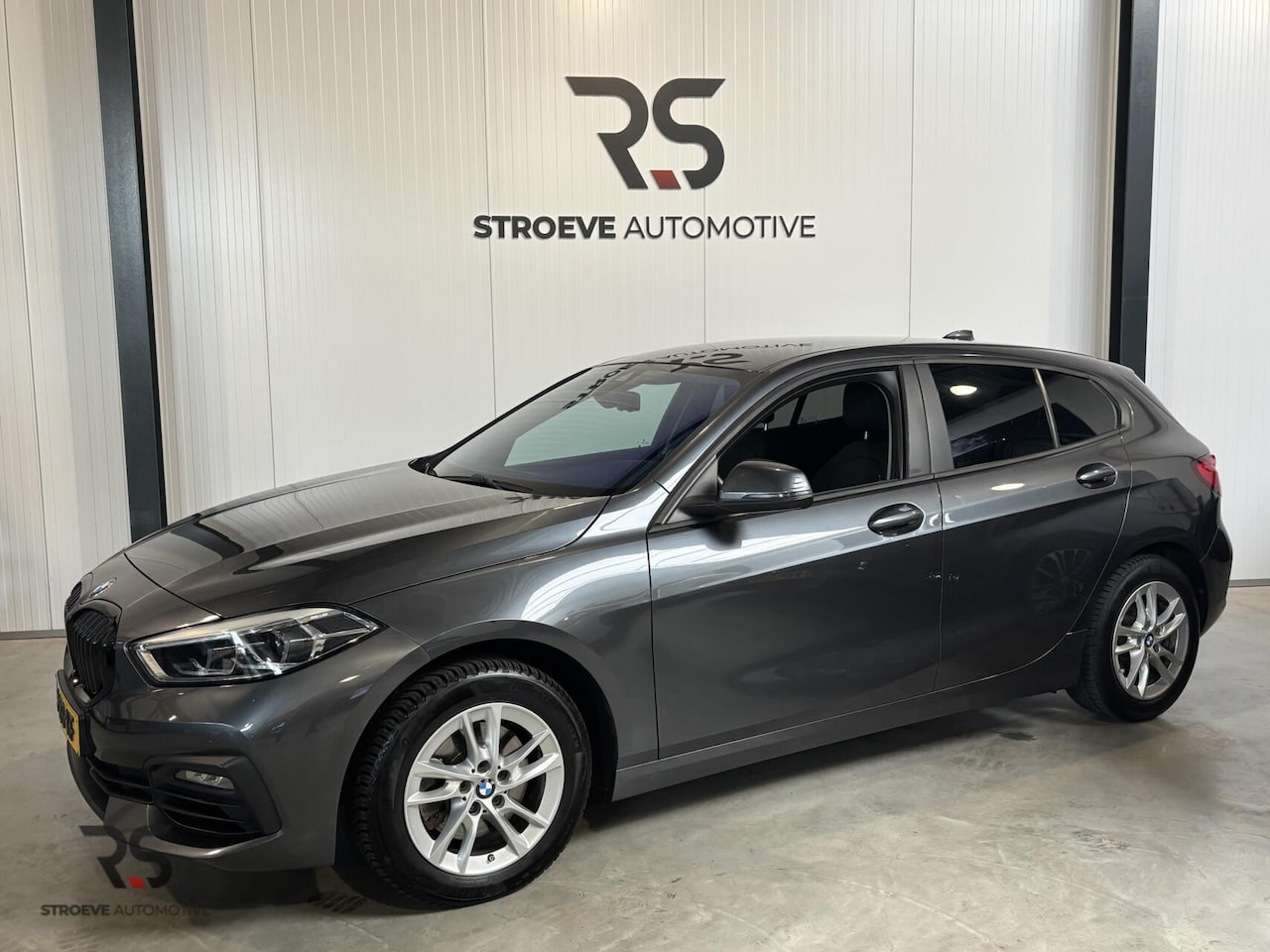 BMW 1-serie - 118i Sport Edition | Navi | LED | Cruise | PDC | CarPlay | Virtual | Org NLD | - AutoWereld.nl