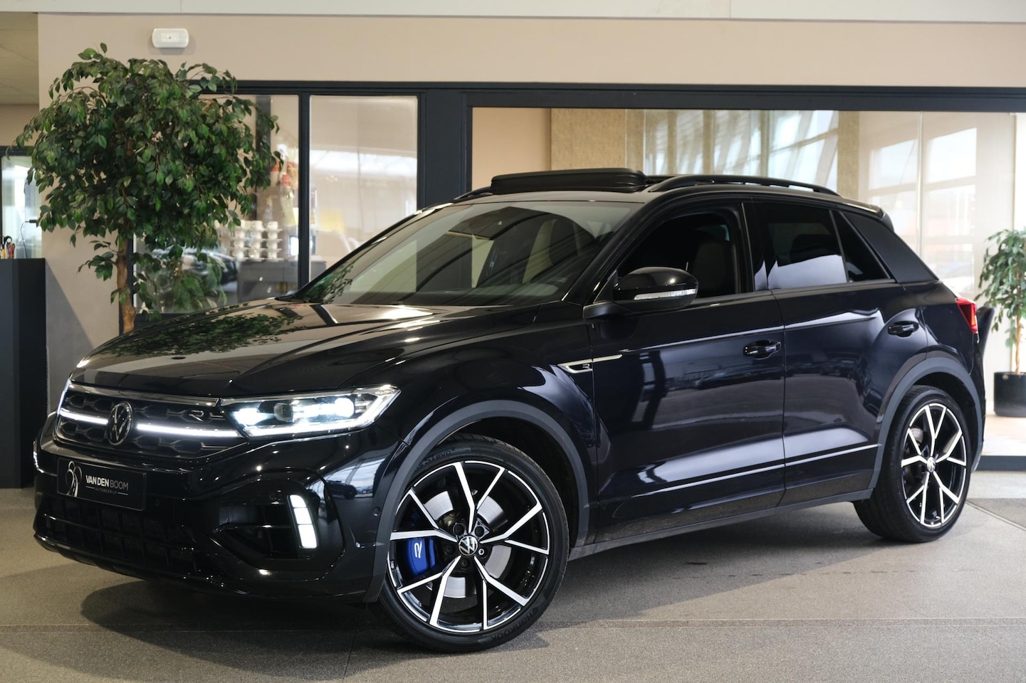 Volkswagen T-Roc - 2.0 TSI 4Motion R 300PK Facelift Pano Leder IQ Led Cam Trekhaak - AutoWereld.nl