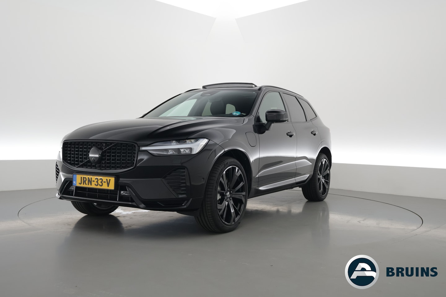Volvo XC60 - 2.0 T6 Plug-in hybrid AWD Plus Black Edition | Trekhaak | Pano-dak | 360 camera | H&K Audi - AutoWereld.nl