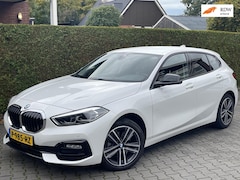 BMW 1-serie - 118i Automaat Sport Edition | SPORTSTOELEN | NAVIGATIE | PARKEERSENSOREN |