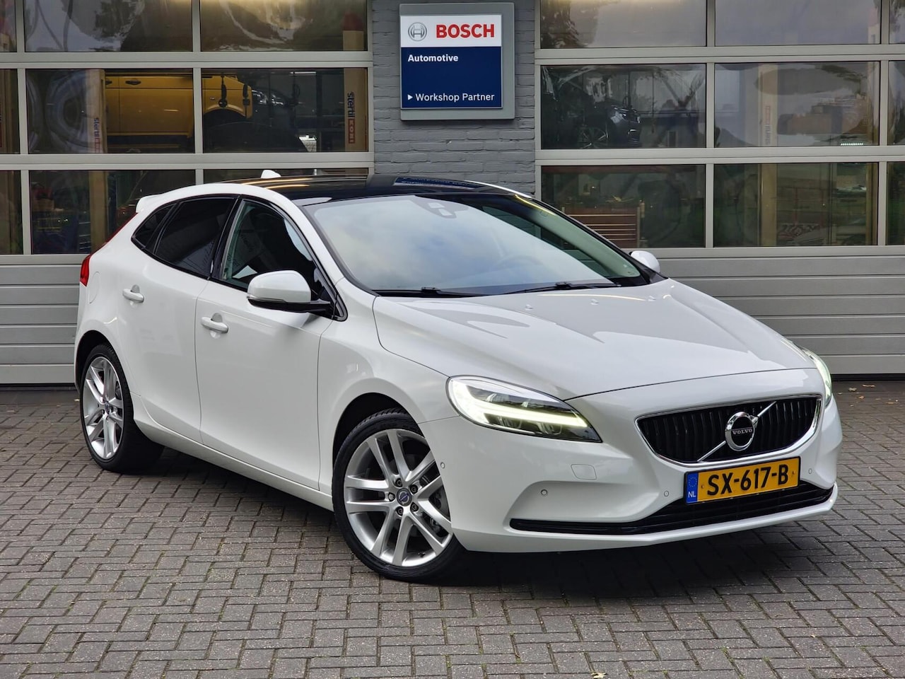 Volvo V40 - 2.0 T3 Dynamic Edition|Trekhaak|Pano||leder|H&D|LED|18-inch|Camera| - AutoWereld.nl
