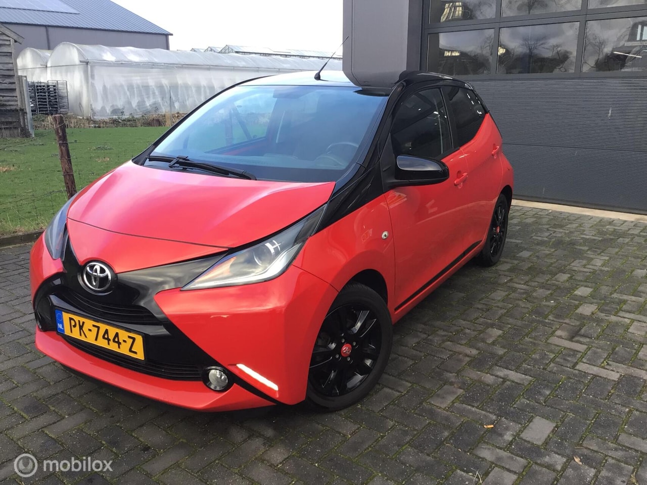 Toyota Aygo - 1.0 VVT-i x-play. BI-COLOUR / NL auto / 1e Eig. - AutoWereld.nl