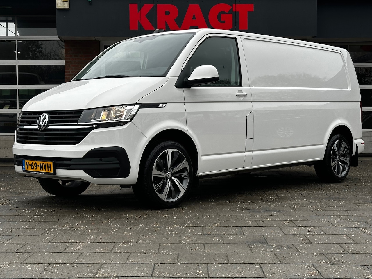 Volkswagen Transporter - 2.0 TDI L2H1 150 PK AUTOMAAT! Trekhaak, 3-zits, voorruitverwarming, APPLE carplay, parkeer - AutoWereld.nl