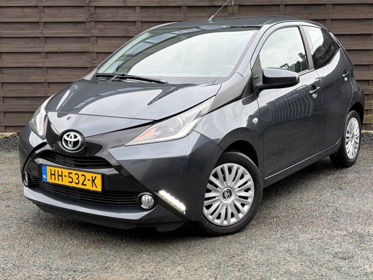 Toyota Aygo - 1.0 VVT-i x-play / AC / CAMERA / BT / NAP / GR.SCHERM / NL-AUTO - AutoWereld.nl