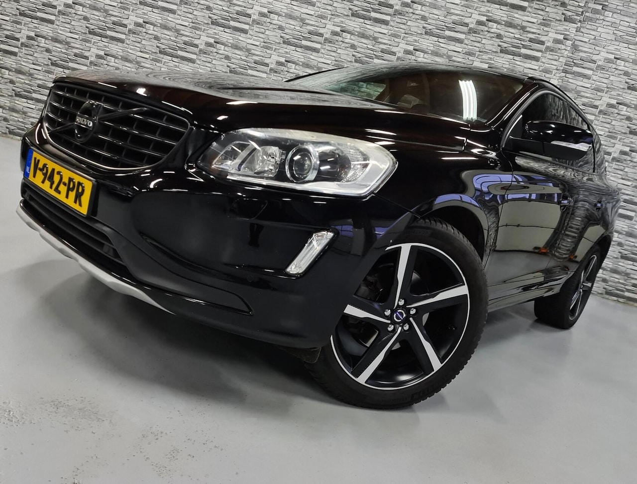 Volvo XC60 - 2.4 D5 AWD *Grijs kenteken*Camera*Panodak*Leder*! - AutoWereld.nl