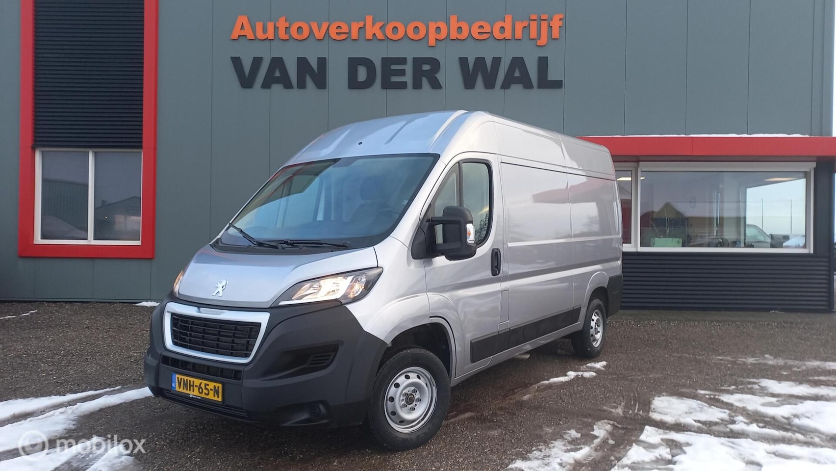 Peugeot Boxer - Bestel 330 2.2 BlueHDi 120 L2H2 Asphalt - AutoWereld.nl