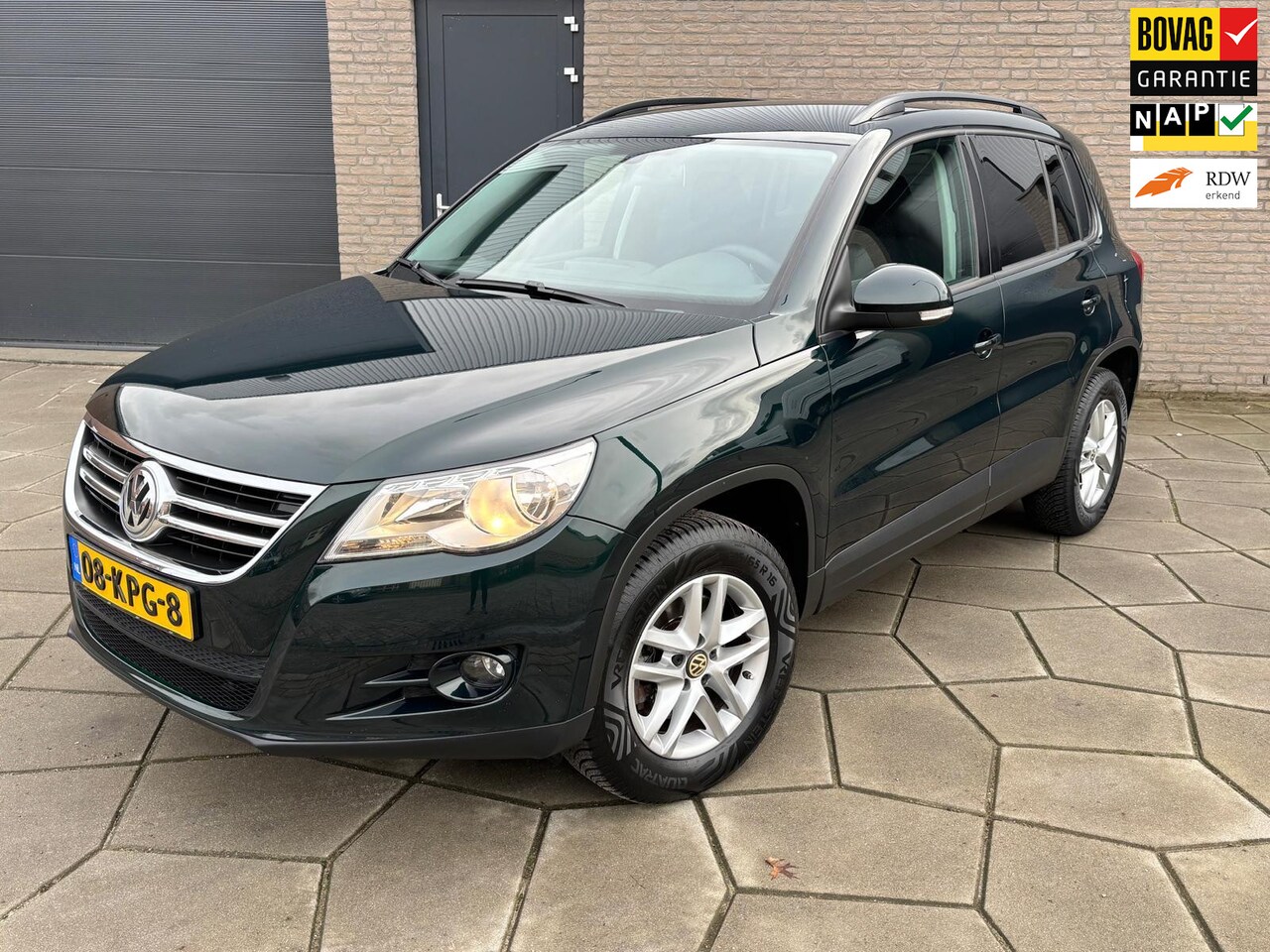 Volkswagen Tiguan - 1.4 TSI Comfort&Design| Als nieuw Ogende Tiguan met trekhaak en nieuwe ALL-Season banden . - AutoWereld.nl