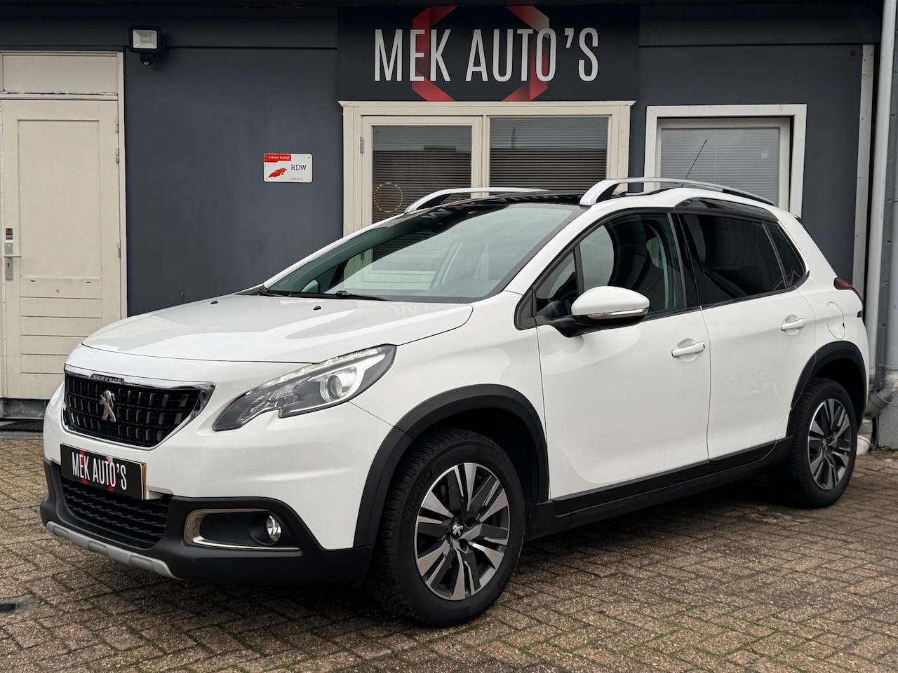 Peugeot 2008 - 1.2 PureTech Allure|Navi|Pano|Leer|Carplay|D-riem VV| - AutoWereld.nl