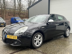 Alfa Romeo Giulietta - 1.4 T Distinctive | Automaat | Clima | PDC | Lm velgen