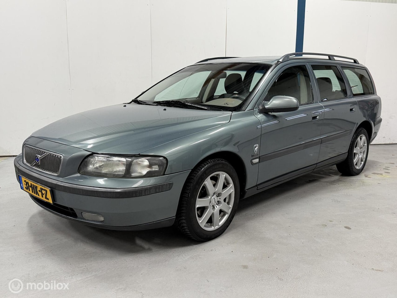 Volvo V70 - 2.4 Comfort Line AUTOMAAT / LEER / APK 01-2027 - AutoWereld.nl