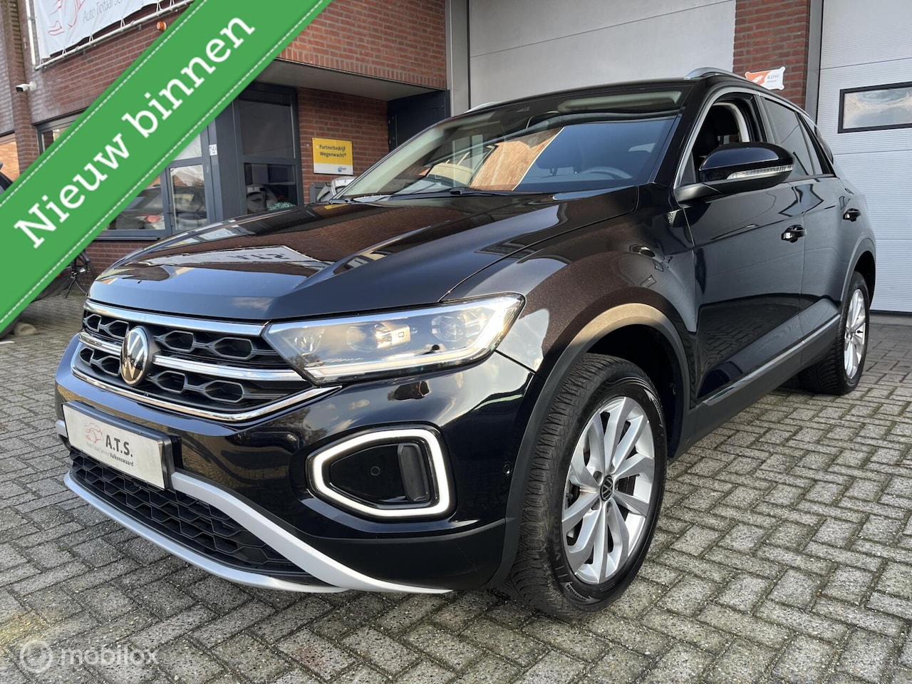Volkswagen T-Roc - 1.5 TSI Life Edition ACC*LED*PDC*CARPLAY* - AutoWereld.nl