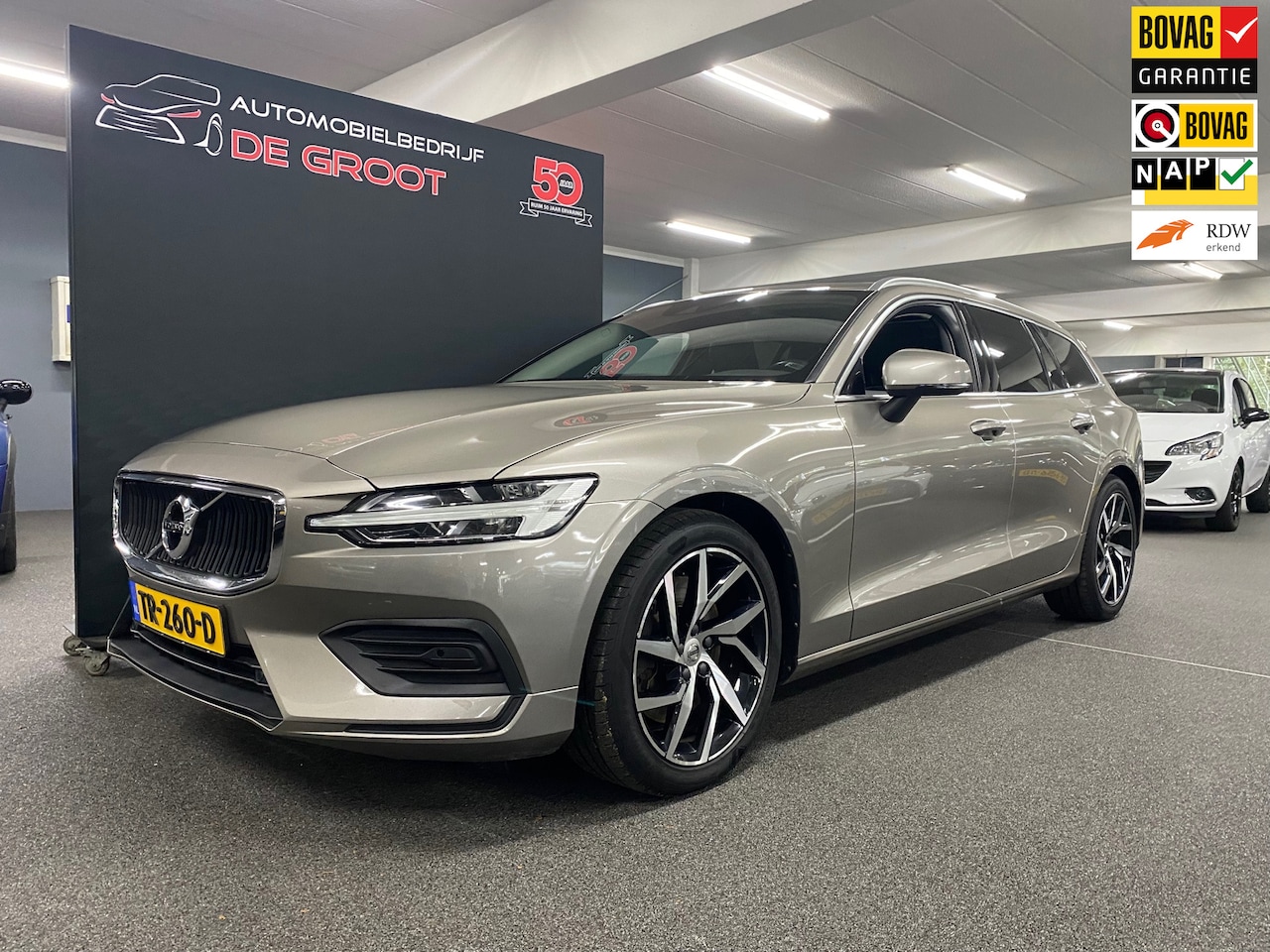 Volvo V60 - 2.0 T5 Momentum/ Nederlandse auto/ Elektrisch trekhaak/ Automaat/ Achteruitrijcamera/ Navi - AutoWereld.nl